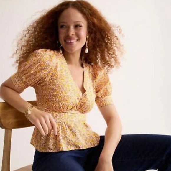 Puff-sleeve V-neck top in scattered blooms - Picture 2 of 6